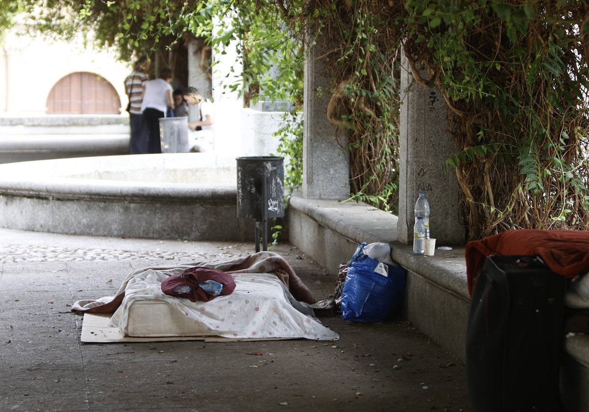 En algunas zonas del Campo San Francisco, personas sin techo han arrojado sus mochilas, colchones y enseres.