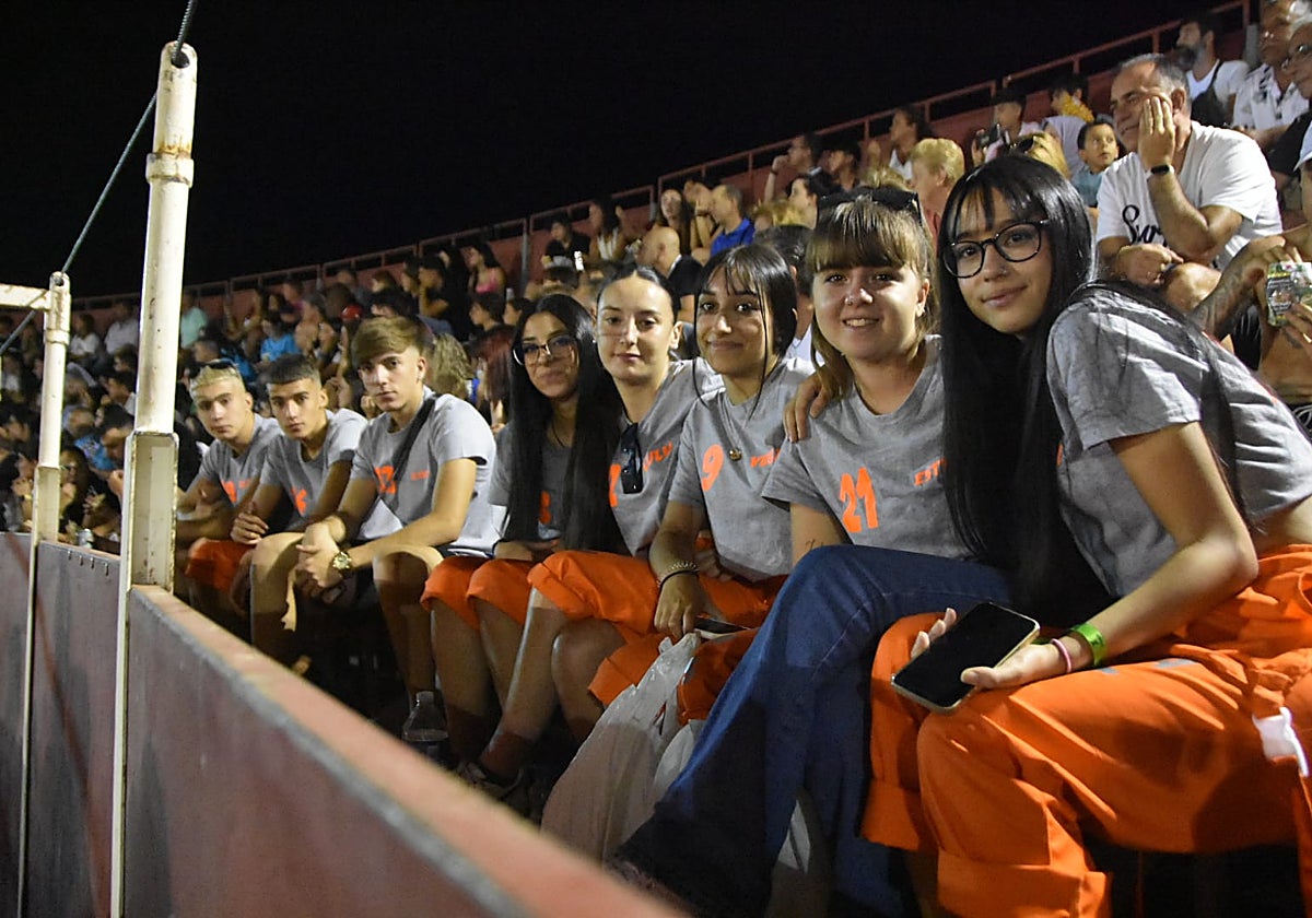 Carbajora llena su plaza de toros en la primera cita nocturna con las vaquillas