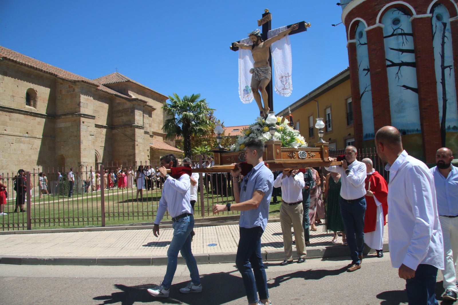 Castellanos de Moriscos arropa y acompaña al Cristo de las Batallas