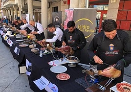 Los cortadores, en plena acción para preparar los 800 platos