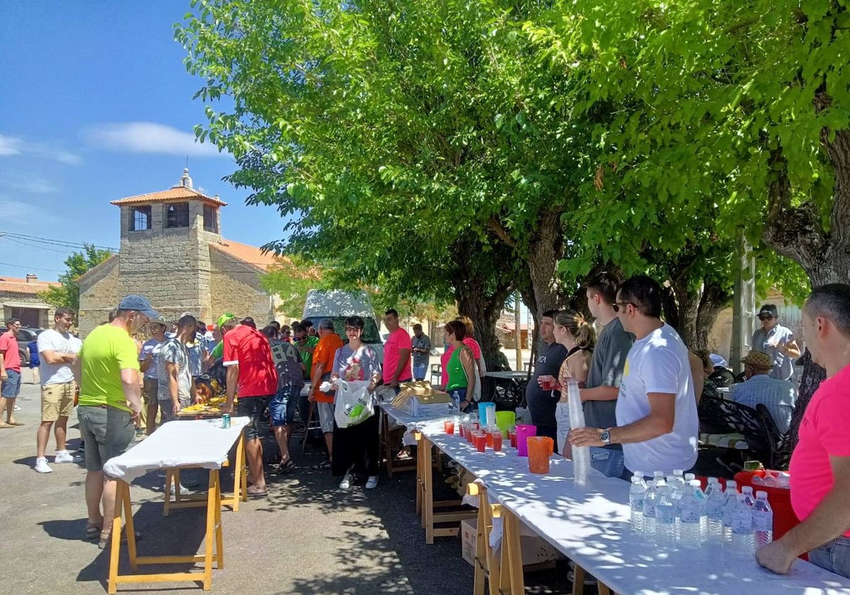 Navamorales marca el final de sus fiestas con una paella para 450 personas