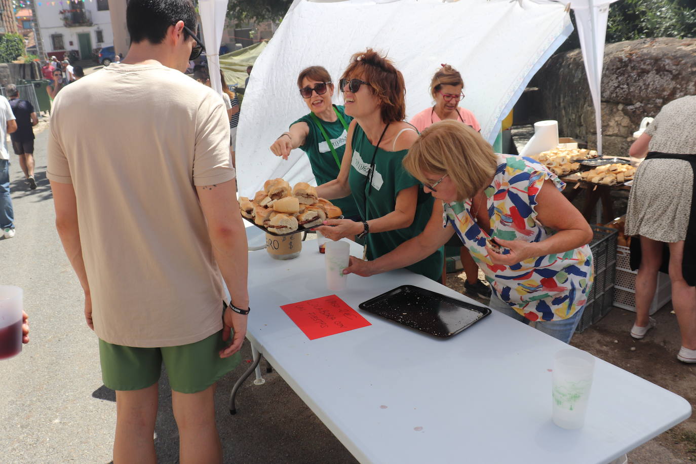 Valdesangil celebra su fiesta con una animada comida