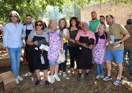 Los ganadores con las autoridades locales y Diego Gavira, cocinero de honor de este año