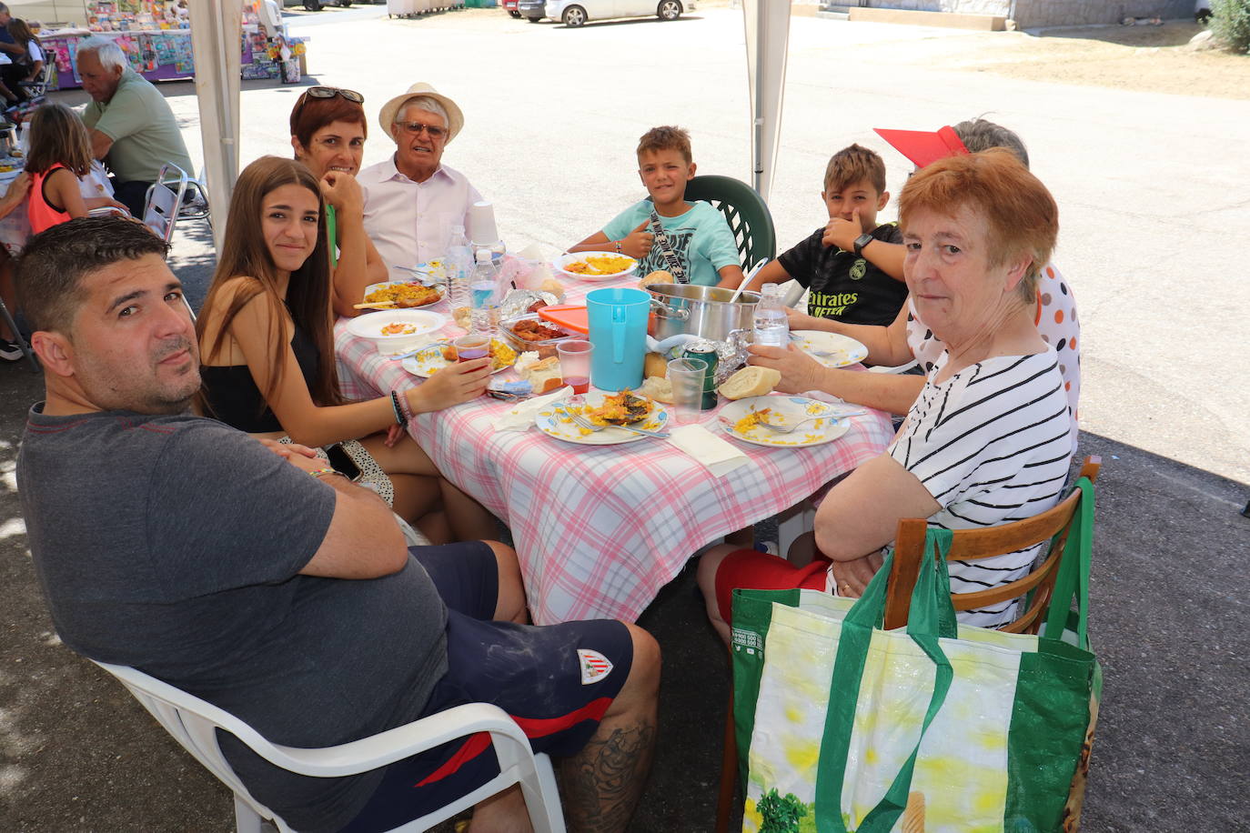 Navamorales marca el final de sus fiestas con una paella para 450 personas