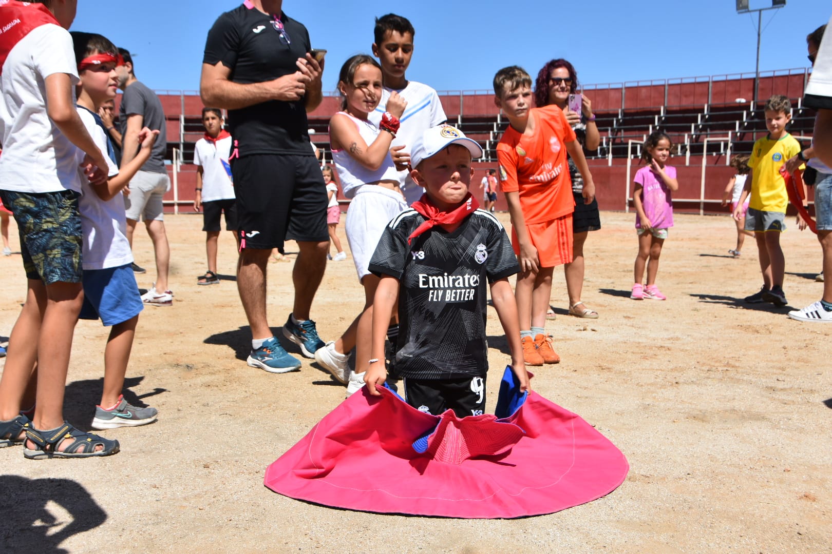 Divertido y colorido encierro infantil en Carbajosa