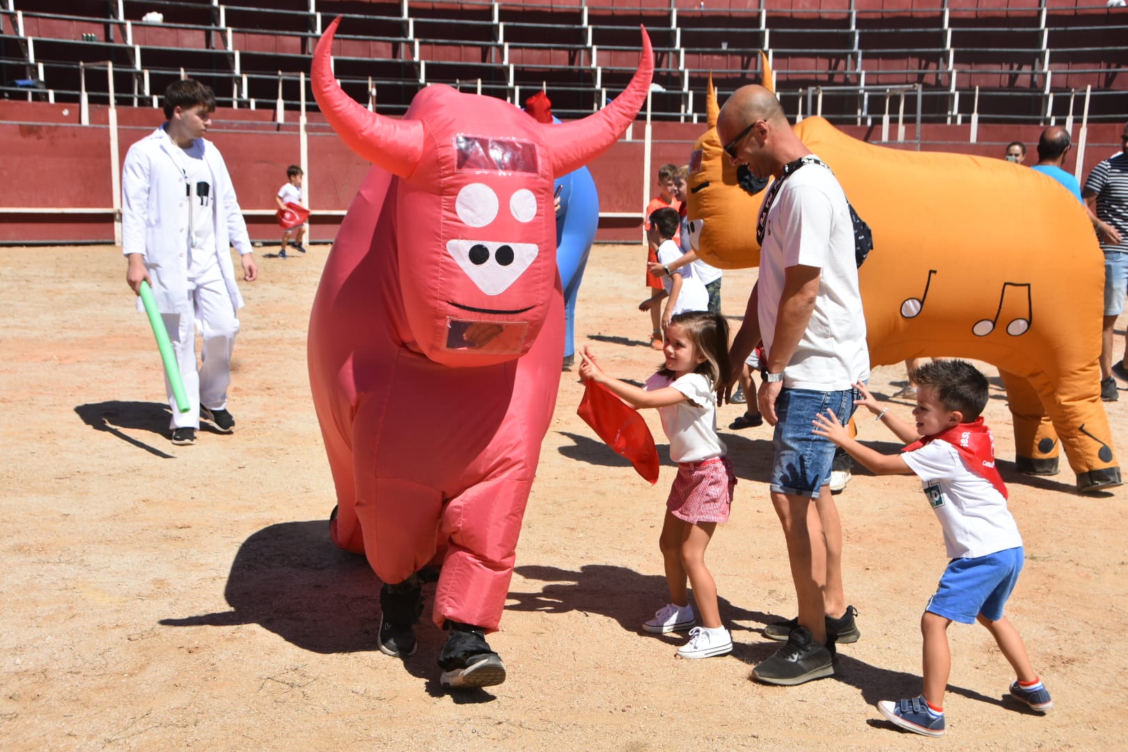 Divertido y colorido encierro infantil en Carbajosa