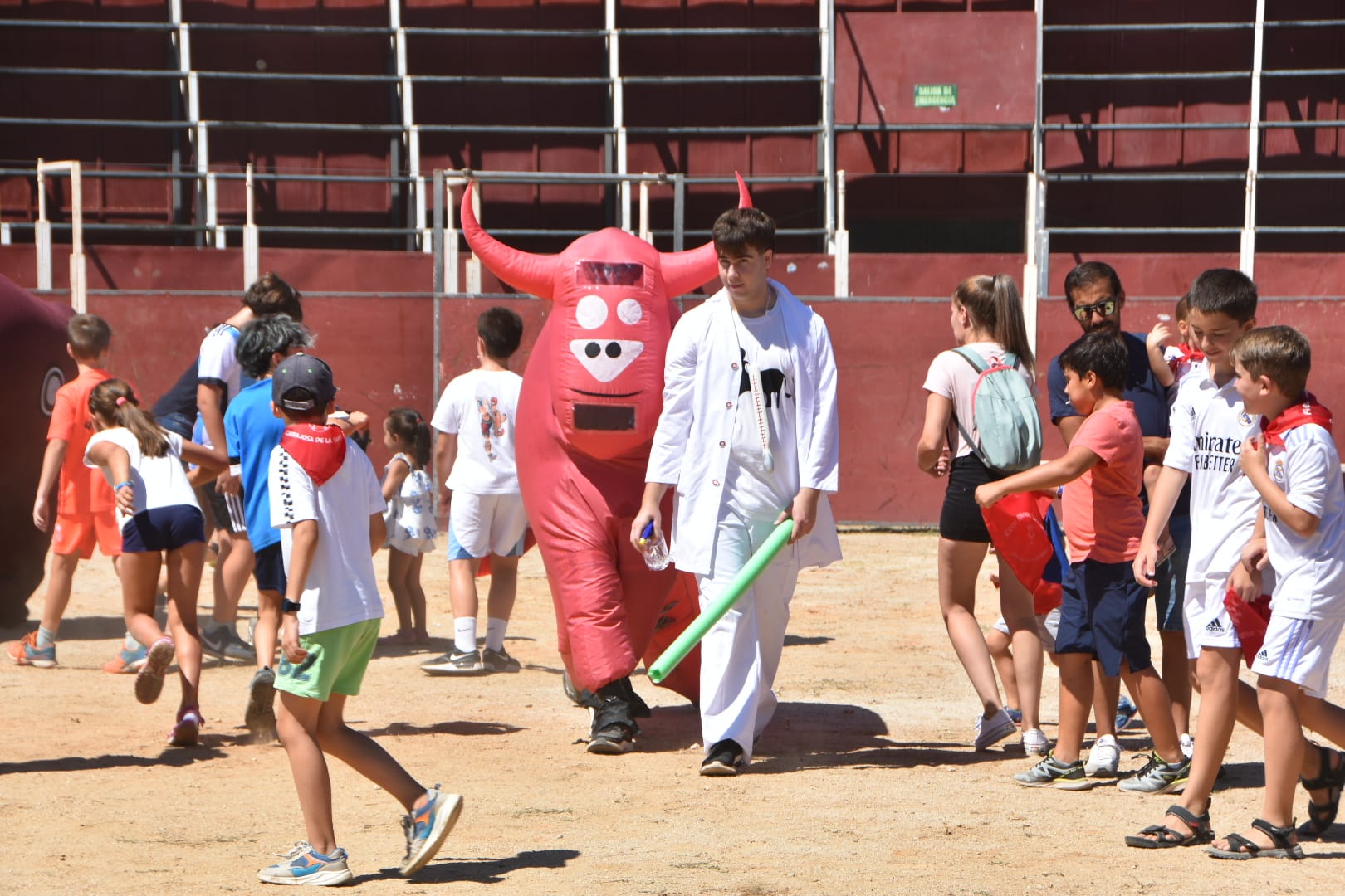 Divertido y colorido encierro infantil en Carbajosa