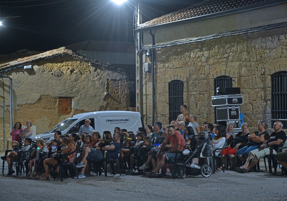 La proyección de cine en la localidad de Aldeanueva de Figueroa.