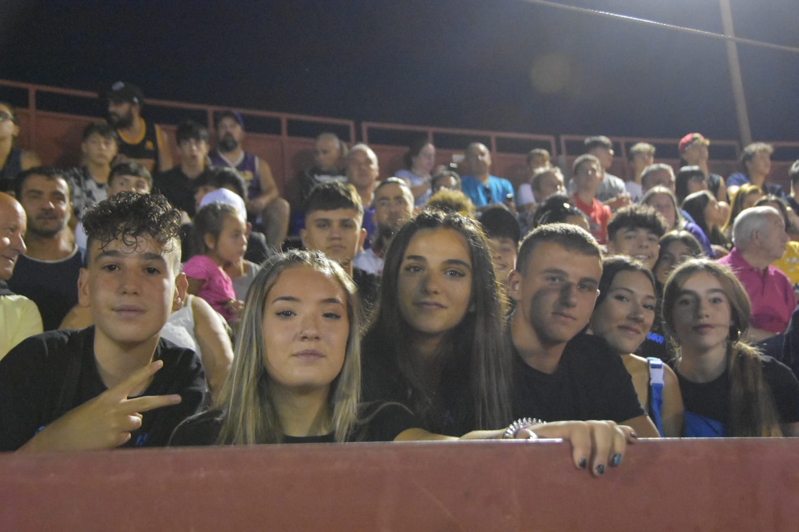 Carbajora llena su plaza de toros en la primera cita nocturna con las vaquillas