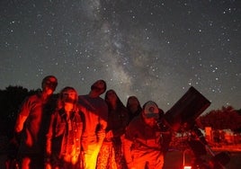 Más de 50 personas fueron testigos de la lluvia de perseidas en la madrugada de ayer en Encina de San Silvestre.