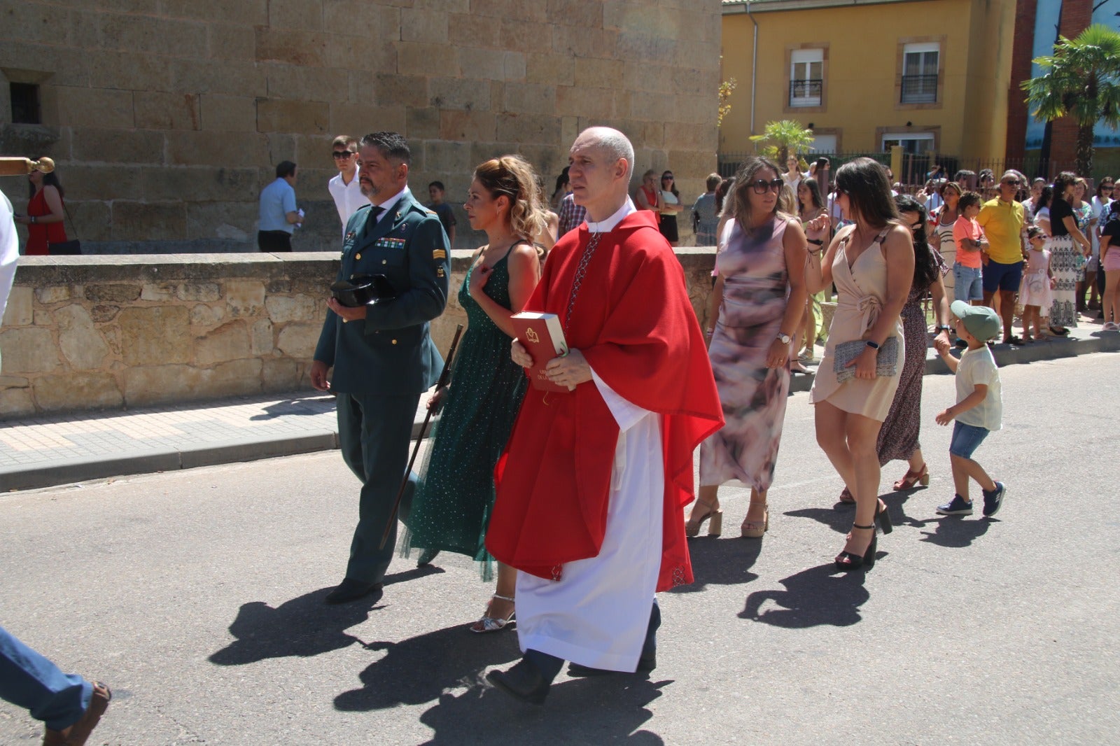 Castellanos de Moriscos arropa y acompaña al Cristo de las Batallas