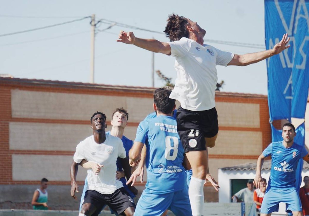 Mati pelea con Crespo por hacerse con un balón dividido.