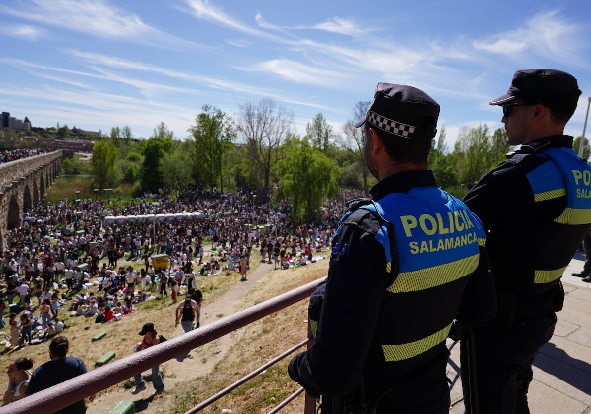 Dos agentes de la Policía local durante la celebración del lunes de aguas