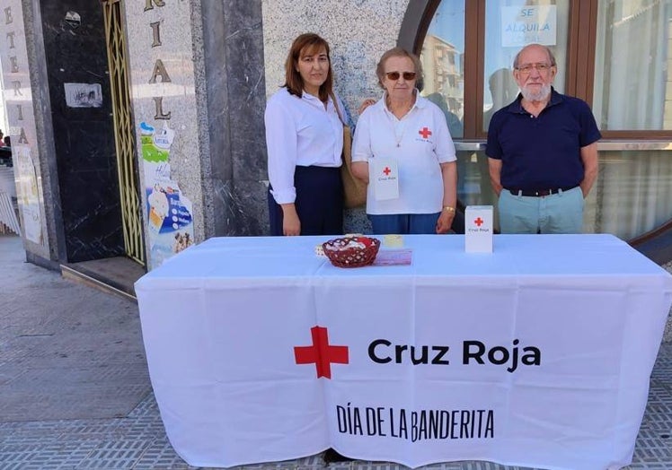 La presidenta, Adela Prieto, con una voluntaria de Cruz Roja y el alcalde, Javier Muñiz