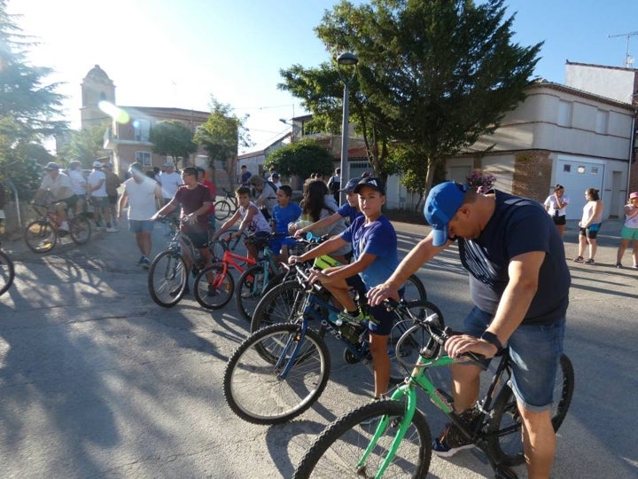 Cantaracillo emprende el paseo típico previo a sus fiestas, andando y en bici