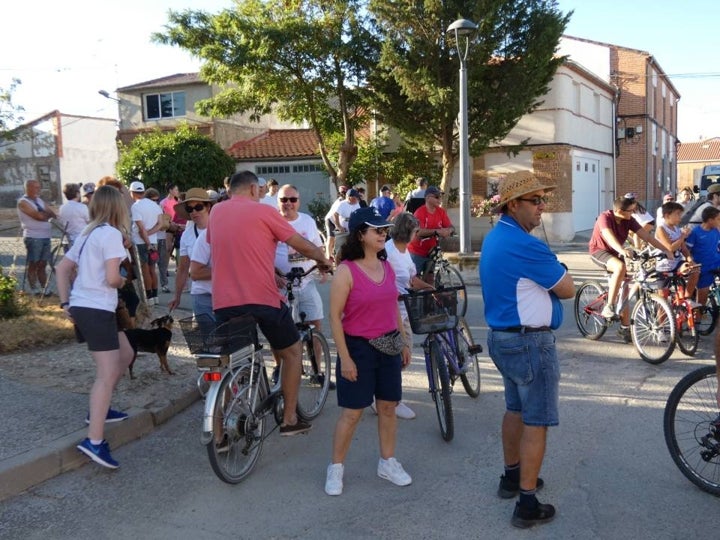 Cantaracillo emprende el paseo típico previo a sus fiestas, andando y en bici