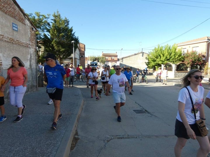 Cantaracillo emprende el paseo típico previo a sus fiestas, andando y en bici