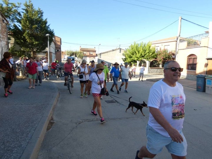 Cantaracillo emprende el paseo típico previo a sus fiestas, andando y en bici