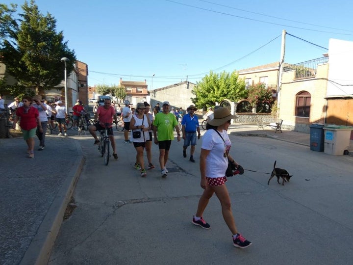 Cantaracillo emprende el paseo típico previo a sus fiestas, andando y en bici