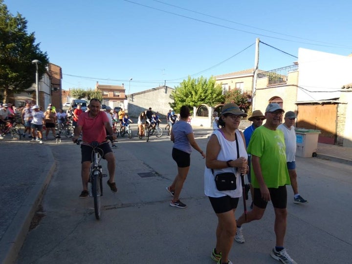 Cantaracillo emprende el paseo típico previo a sus fiestas, andando y en bici