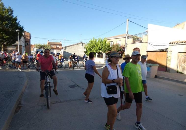 Cantaracillo emprende el paseo típico previo a sus fiestas, andando y en bici
