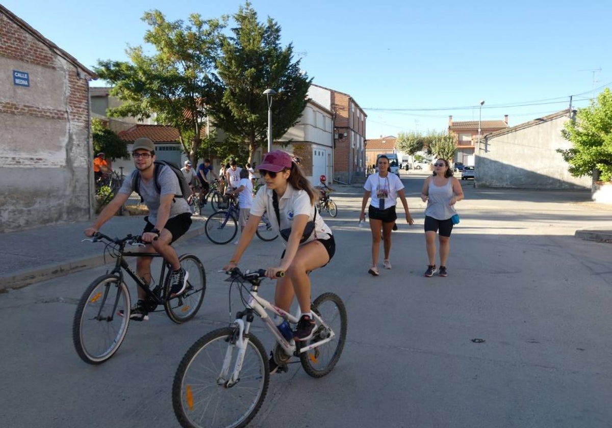 Cantaracillo emprende el paseo típico previo a sus fiestas, andando y en bici