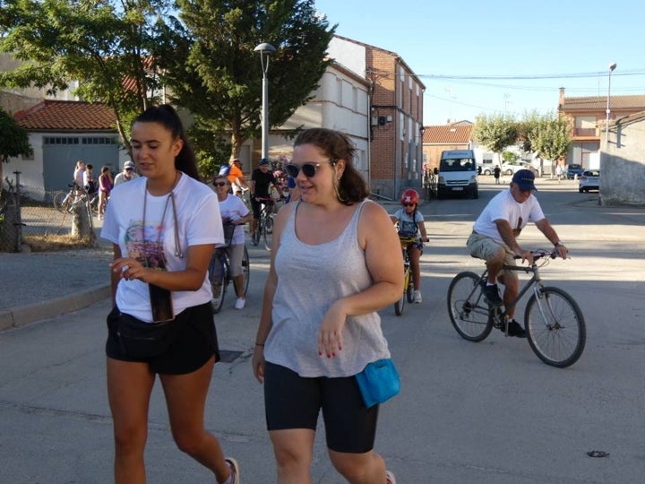 Cantaracillo emprende el paseo típico previo a sus fiestas, andando y en bici