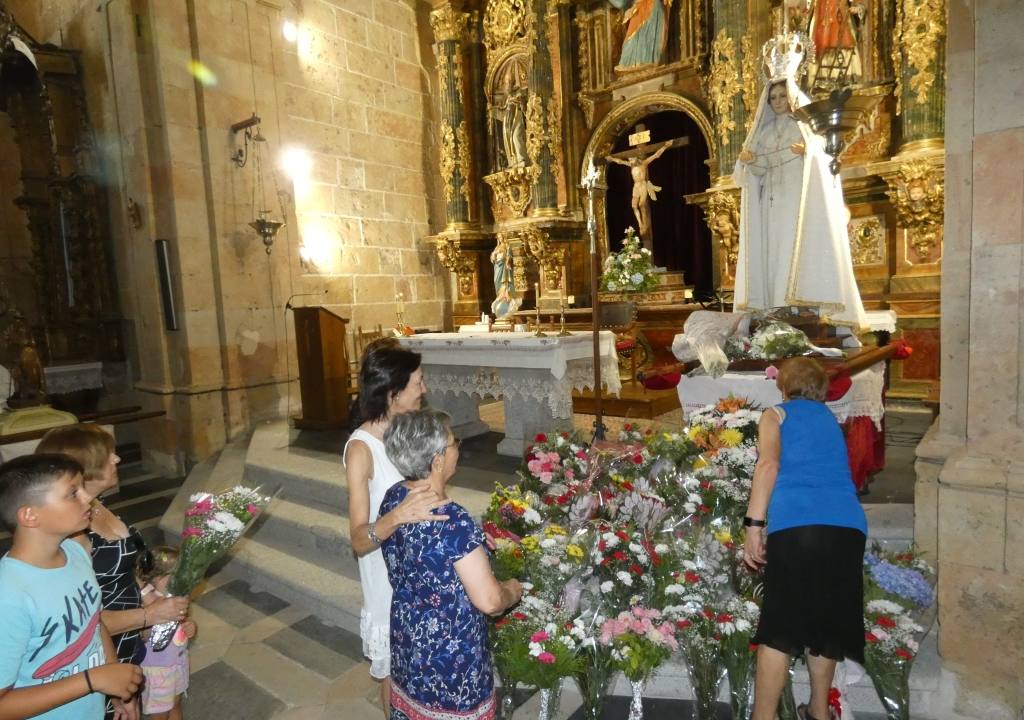 Las mujeres de Cantalpino obsequian con flores a Nuestra Señora de la Asunción