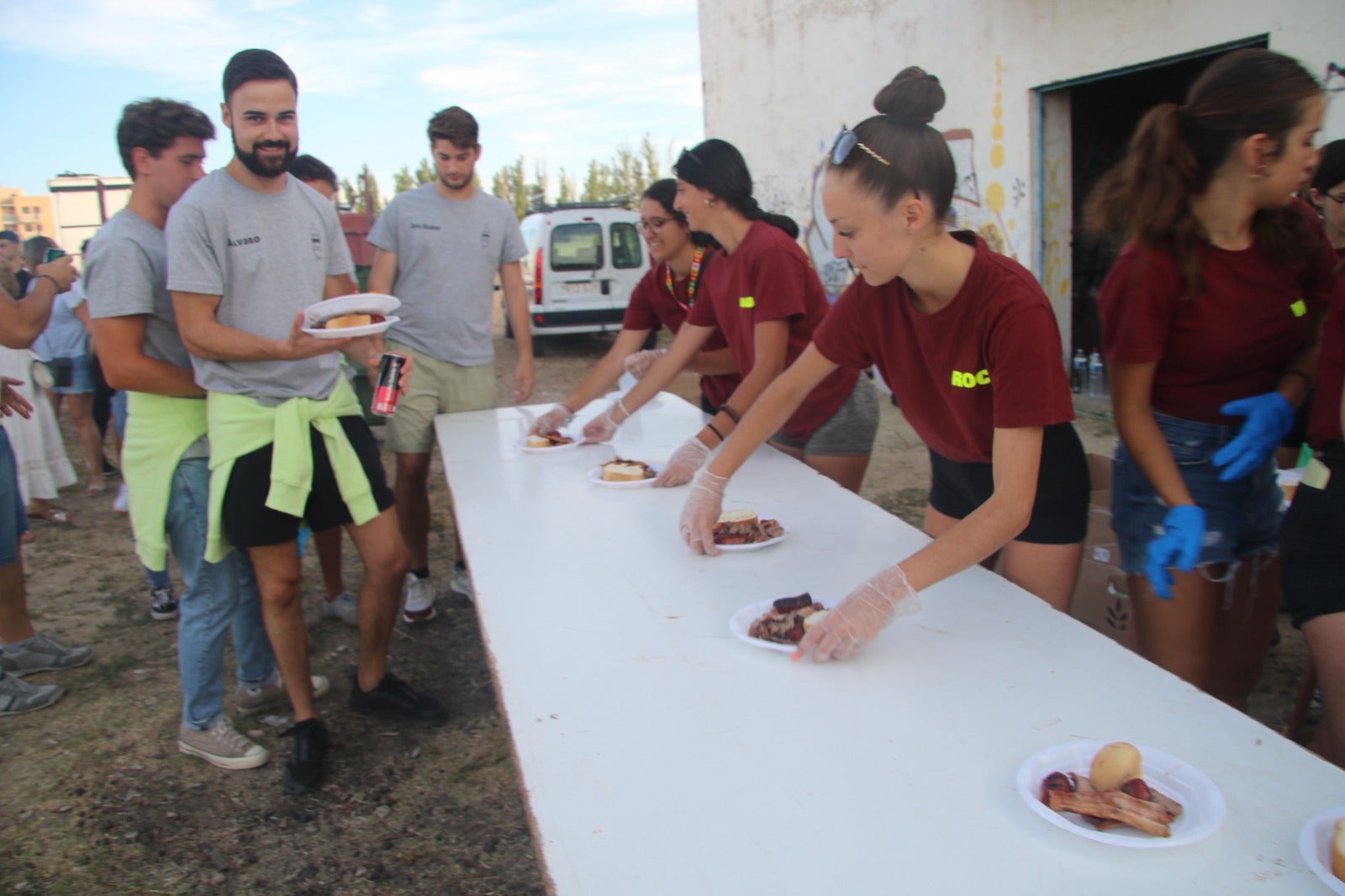 La merienda de las peñas y la ruleta del reciclaje triunfan en Villamayor