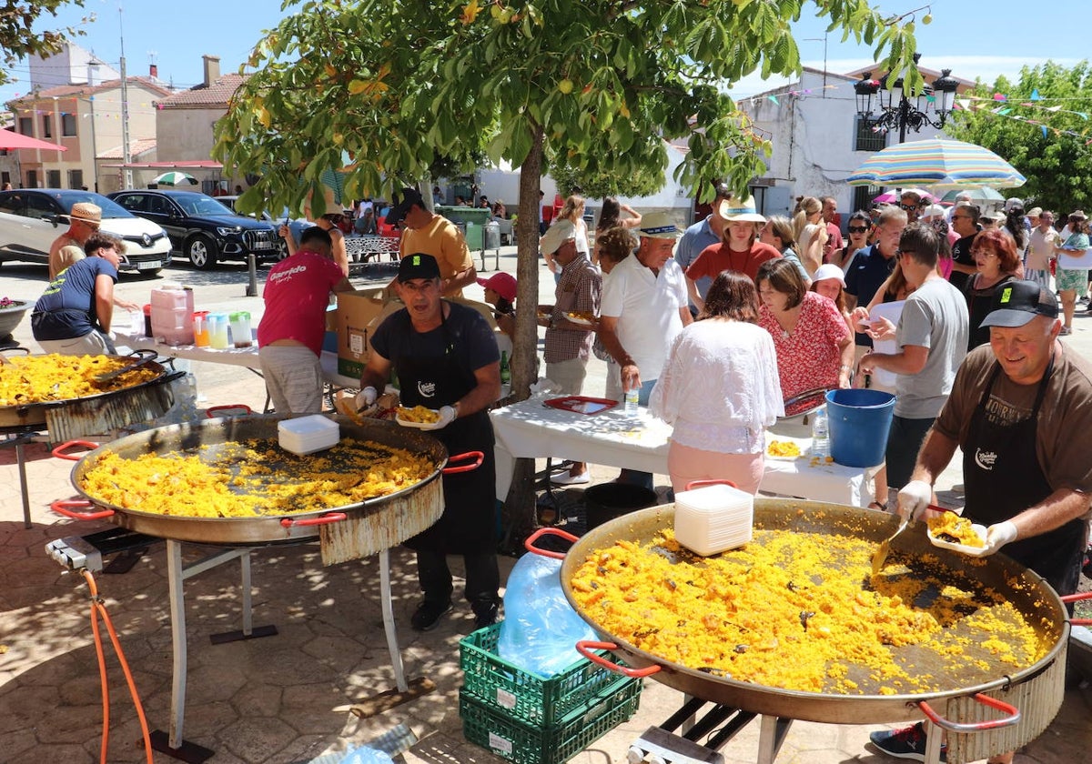 Gallegos de Solmirón disfruta de una animada paella para más de 500 personas