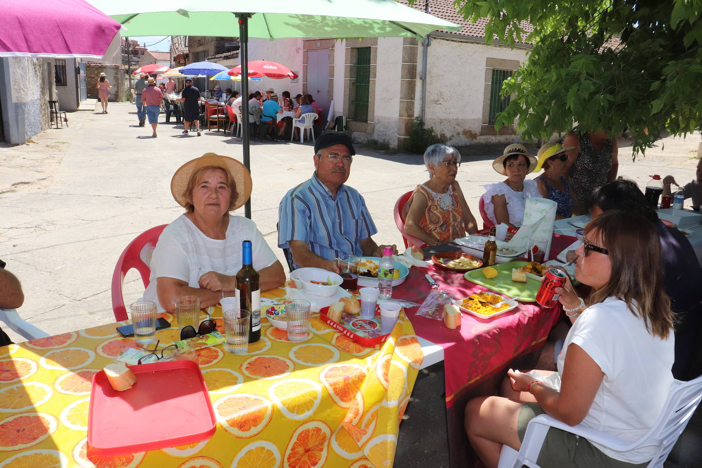 Gallegos de Solmirón disfruta de una animada paella para más de 500 personas