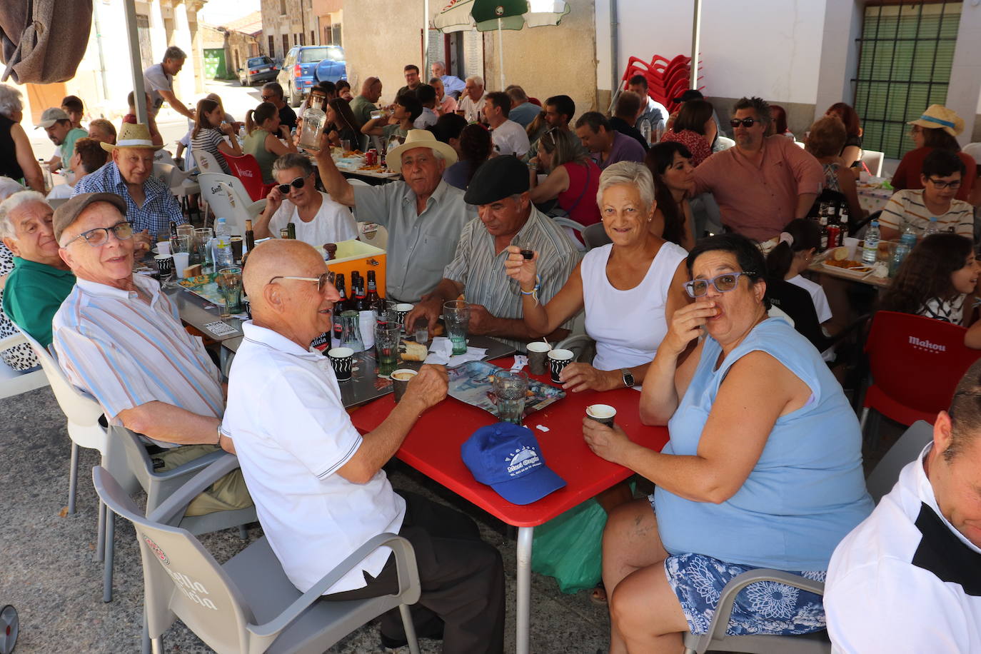 Gallegos de Solmirón disfruta de una animada paella para más de 500 personas