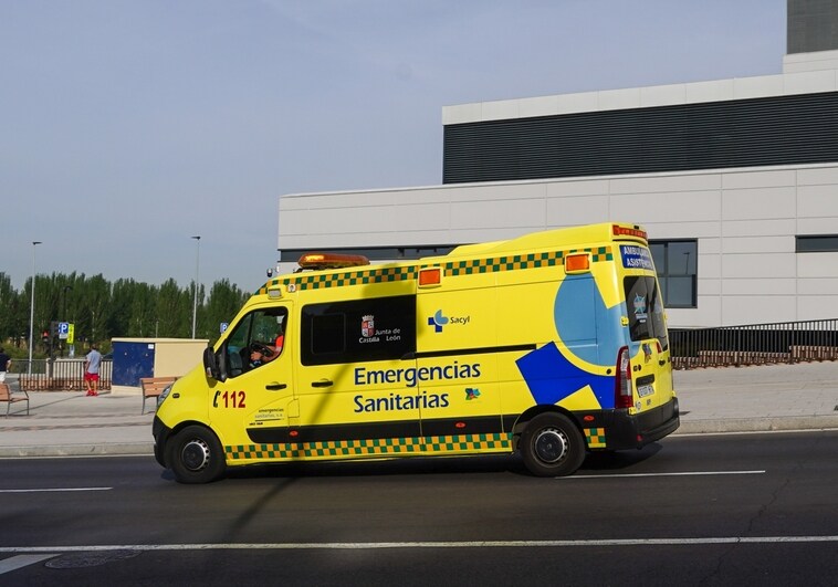 Una ambulancia por el Hospital de Salamanca.