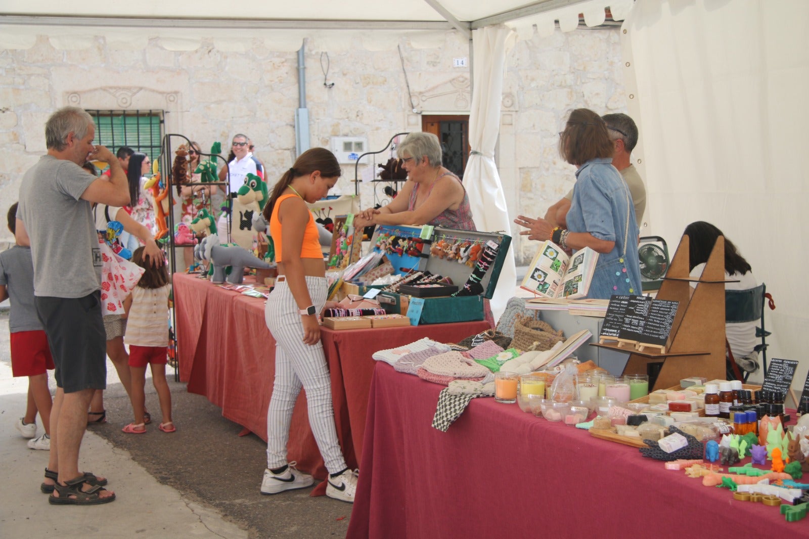 Calles a rebosar de público en las fiestas de Valdelosa