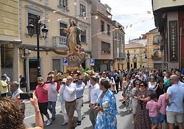 Los fieles acompañaron a la Virgen de la Asunción en la procesión desde la iglesia hasta la Plaza Mayor para celebrar allí la ofrenda floral en honor a la patrona