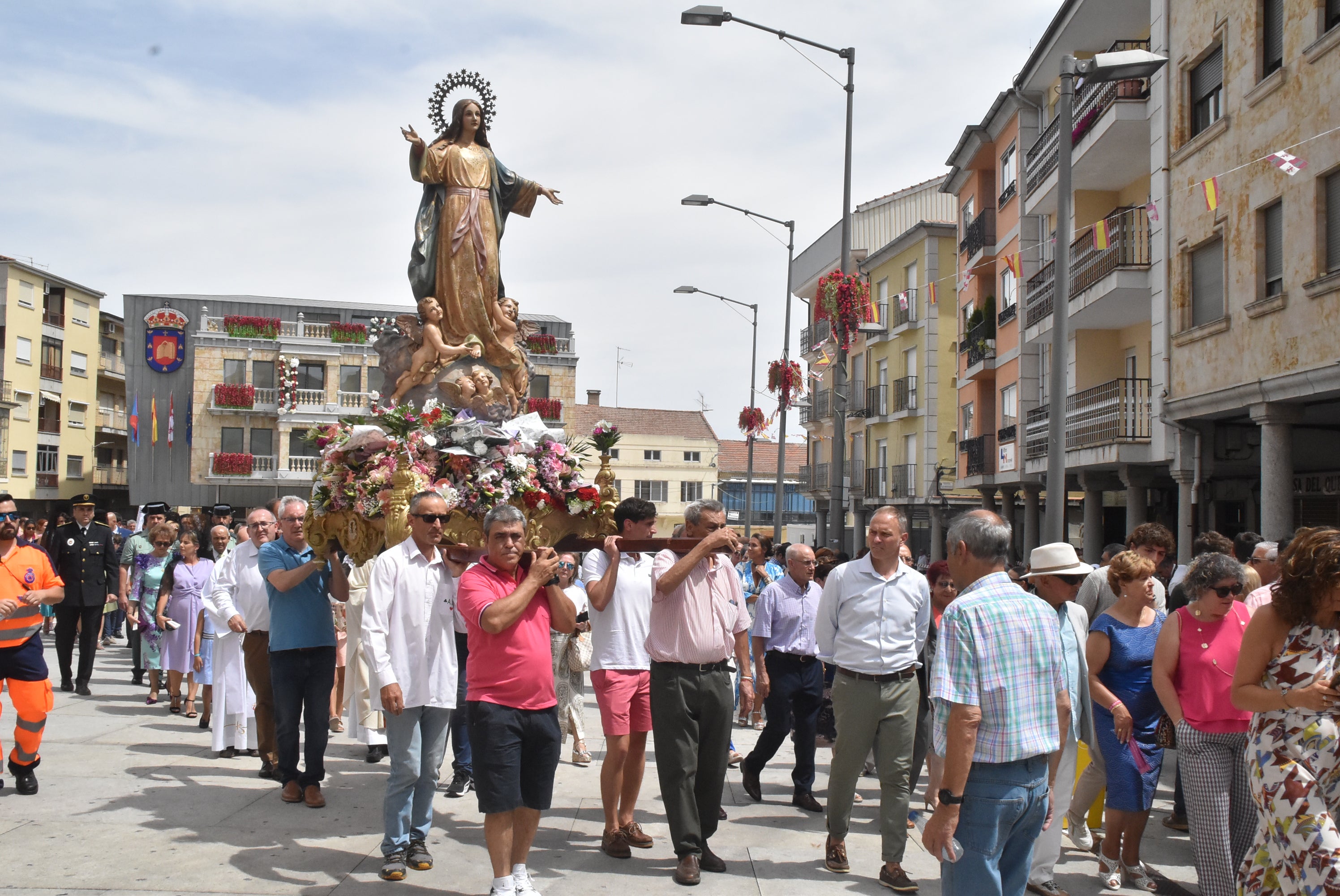 Multitudinaria procesión en Guijuelo para honrar a la Virgen de la Asunción