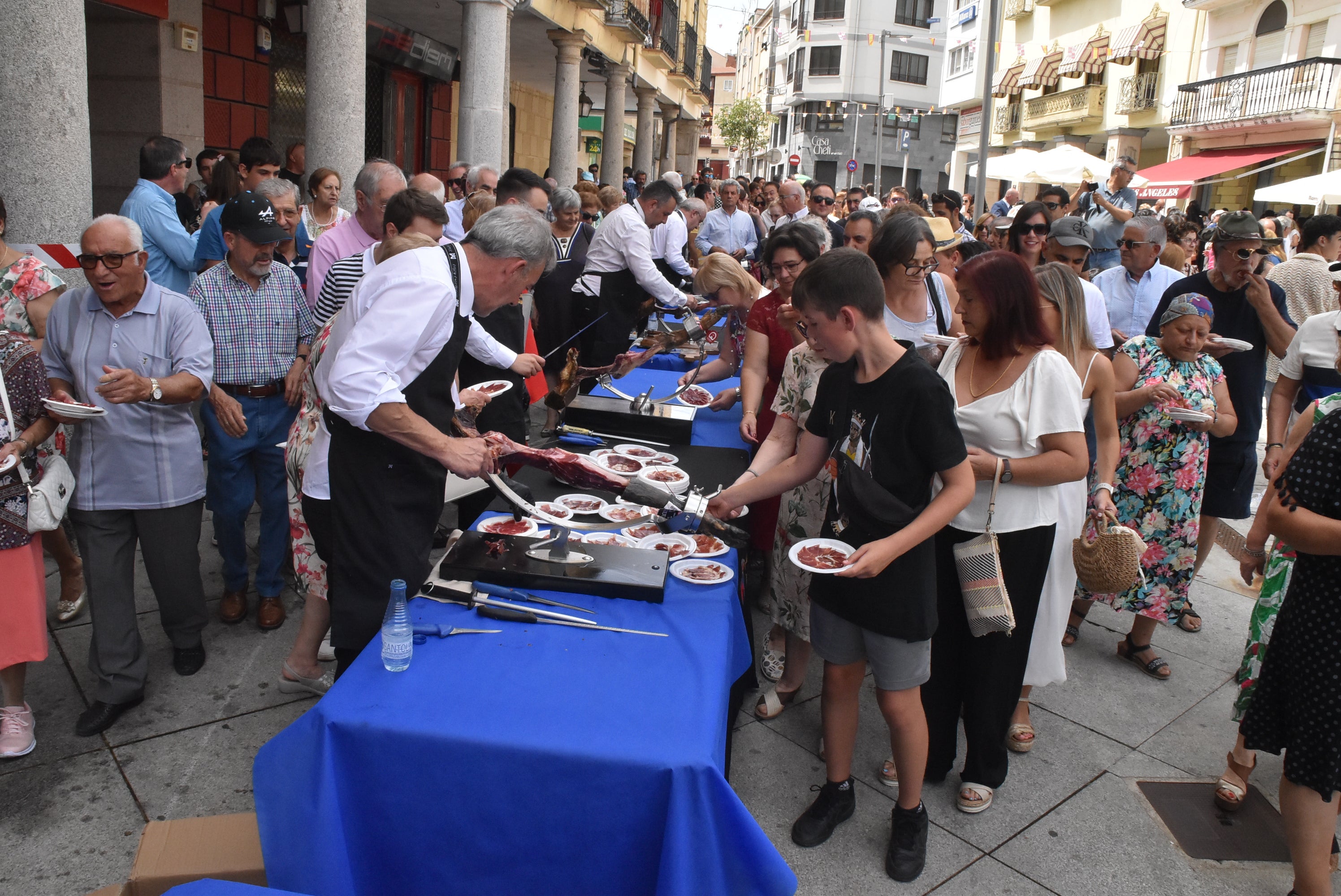 Multitudinaria procesión en Guijuelo para honrar a la Virgen de la Asunción