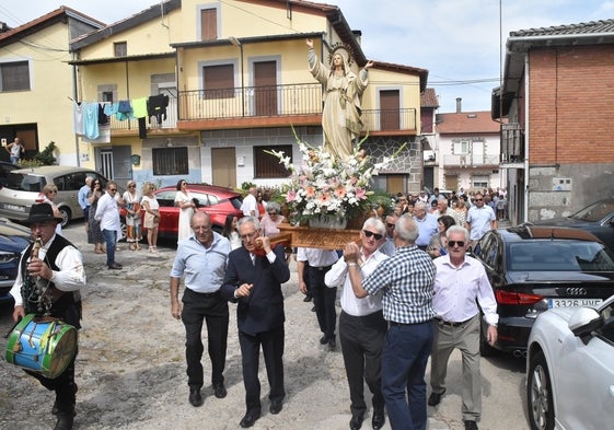 El tamborilero Juan José Bustos acompañó a la Virgen de la Asunción durante la procesión en Lagunilla