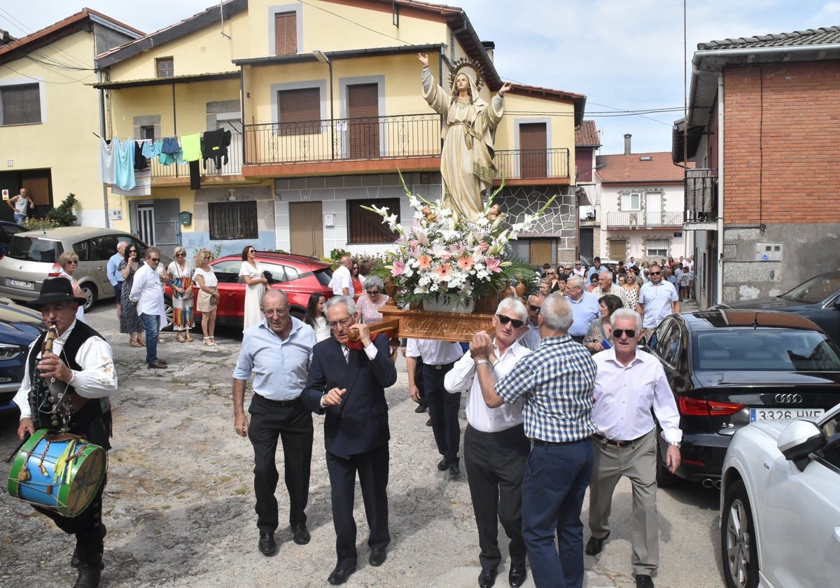 Música y cánticos por la Virgen de la Asunción en Lagunilla