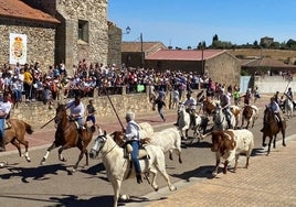 Encierro a caballo por las calles de Fuenteguinaldo