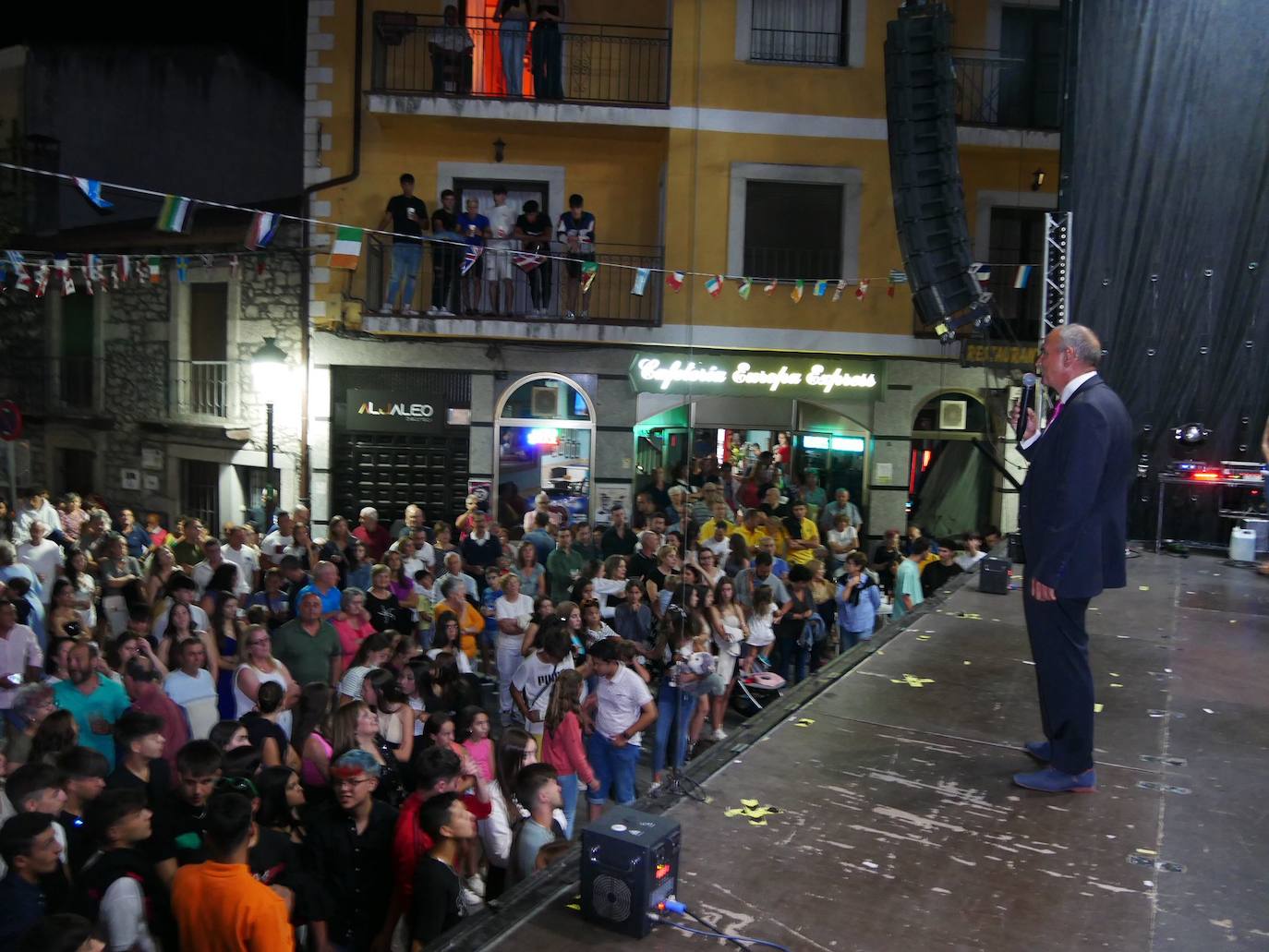 Linares de Riofrío llena en el pregón de las fiestas y la coronación de la reina