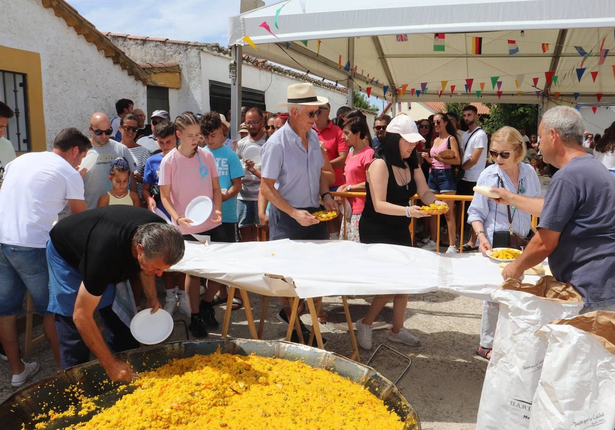 Membribe disfruta de una sabrosa paella en la víspera de San Roque