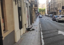 Restos del vehículo tras el impacto en la calle Velázquez.