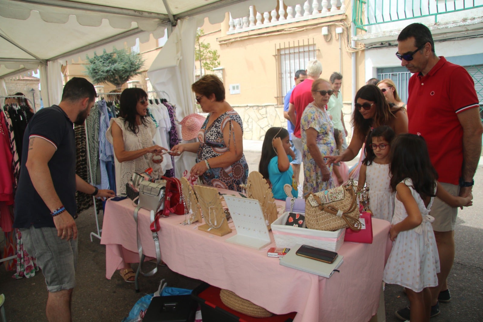 Calles a rebosar de público en las fiestas de Valdelosa