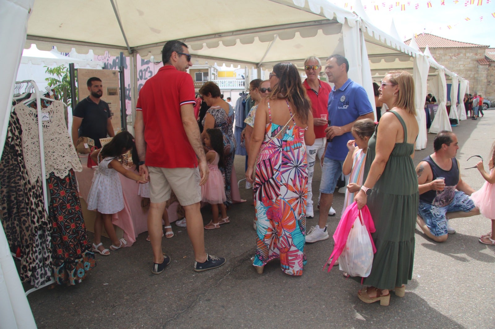 Calles a rebosar de público en las fiestas de Valdelosa