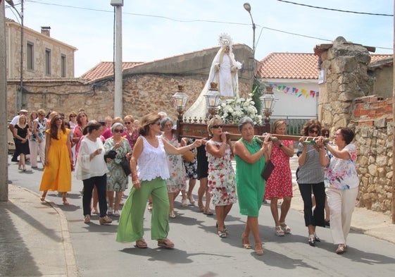 El paseo de la imagen de la Virgen por las calles de Valdelosa a hombros de las féminas