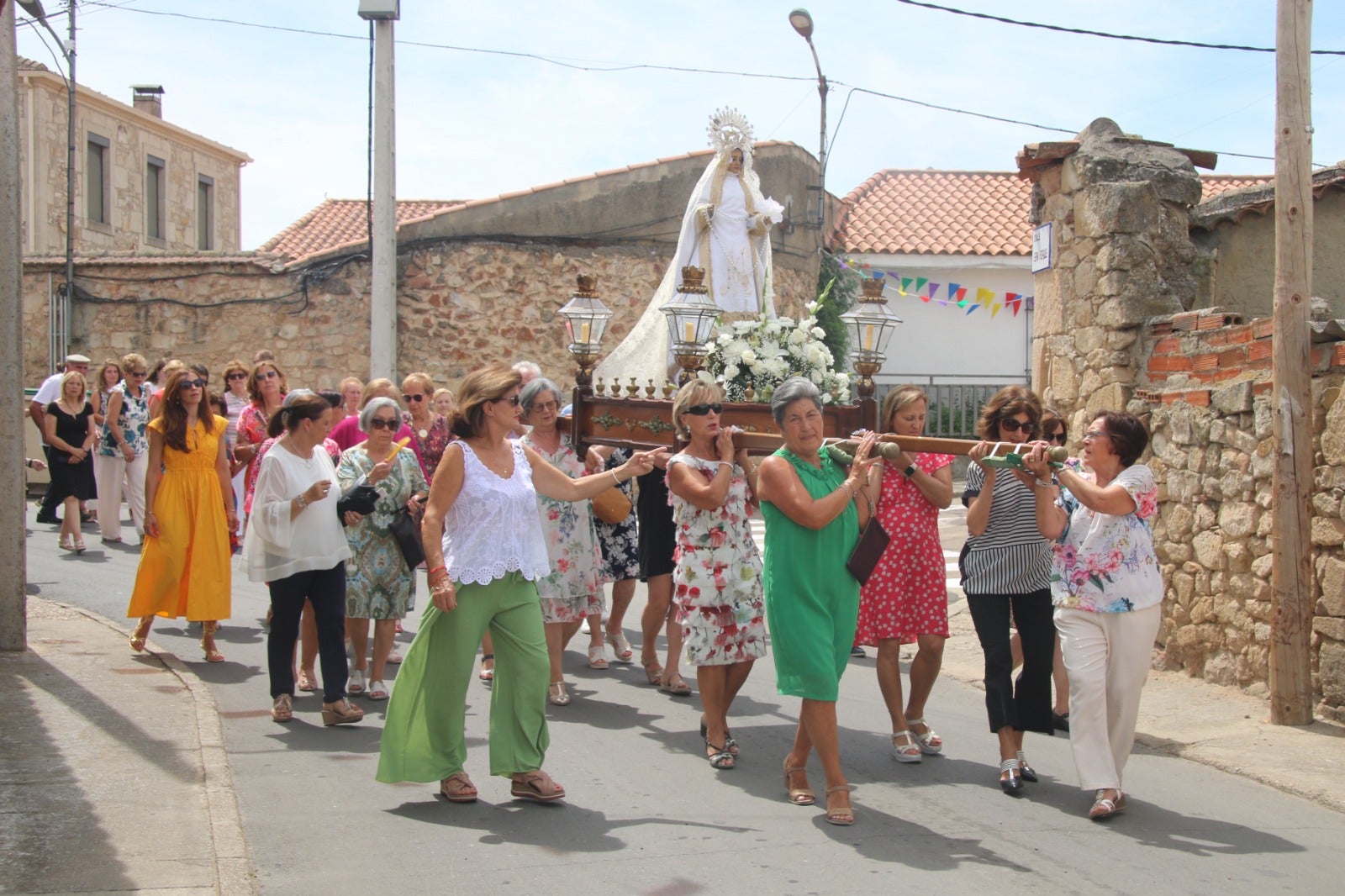 Calles a rebosar de público en las fiestas de Valdelosa