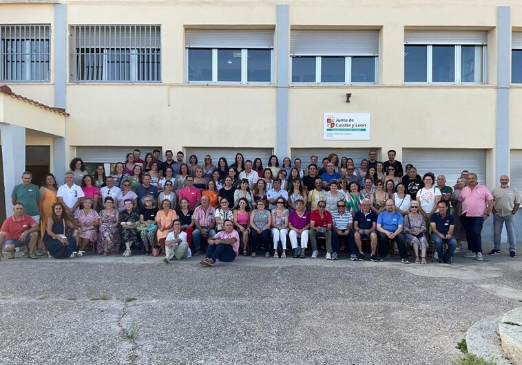 “Vuelta al cole” para los antiguos alumnos del colegio San Andrés en Pedrosillo el Ralo