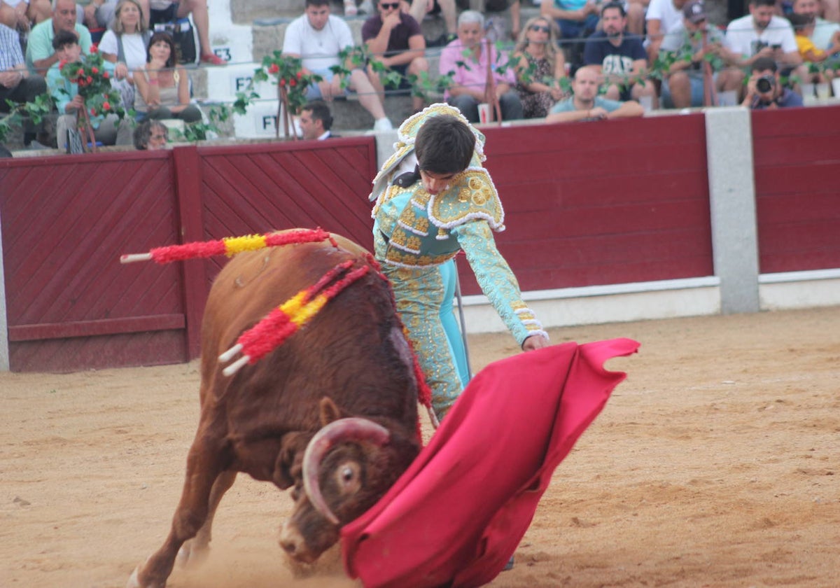 Fabulosa embestida de Frutero en el exigente natural de Jesús de la Calzada.