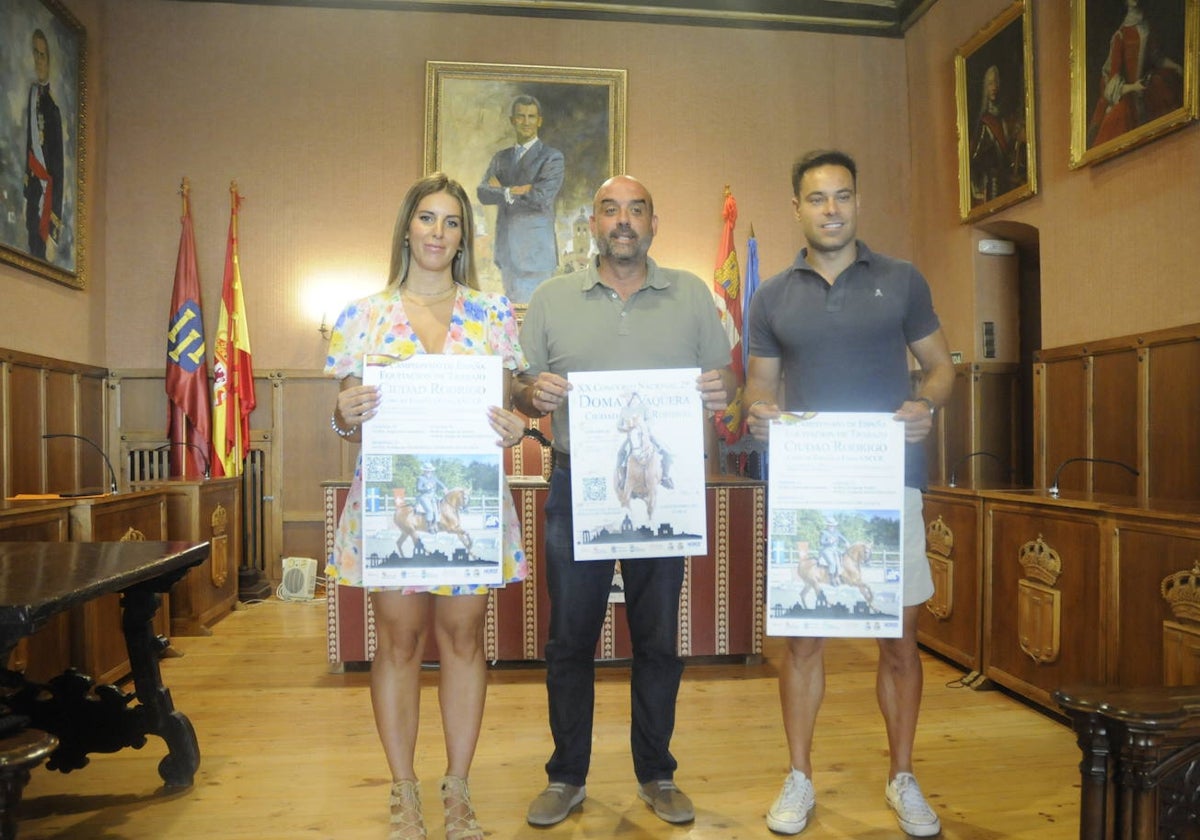 Joana Veloso, Ramón Sastre y Víctor Gómez en la presentación de los campeonatos hípicos.